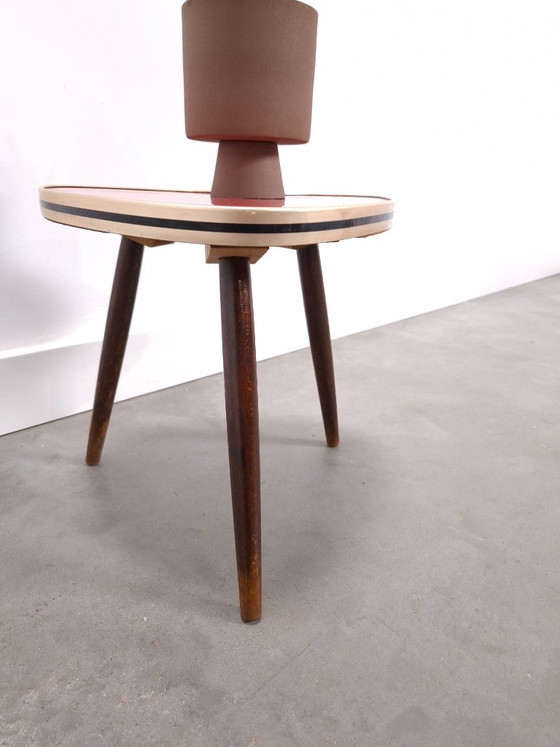 Vintage 50s triangular side table plant table with red formica top and gold black edge, no.7, Wood (photo 3 of 8)