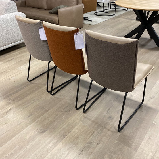 Image 1 of Table de salle à manger Nouvion Yvo Ø130 avec 3 chaises de salle à manger Koinor Essay (ensemble de 3)