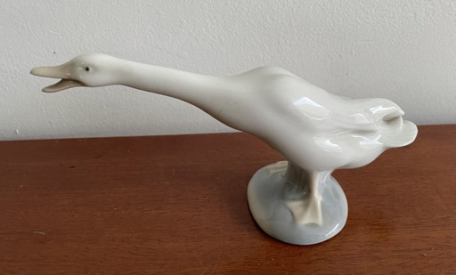 Lladró - Figurine en porcelaine Oie modèle 4661 conçue par Fulgencio García en 1970