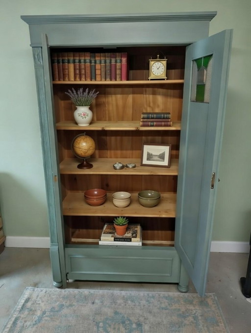 Vintage kledingkast met glas in lood raampjes - Oud groen