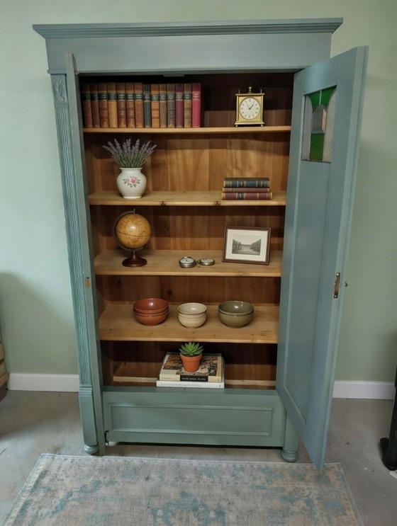 Image 1 of Vintage kledingkast met glas in lood raampjes - Oud groen