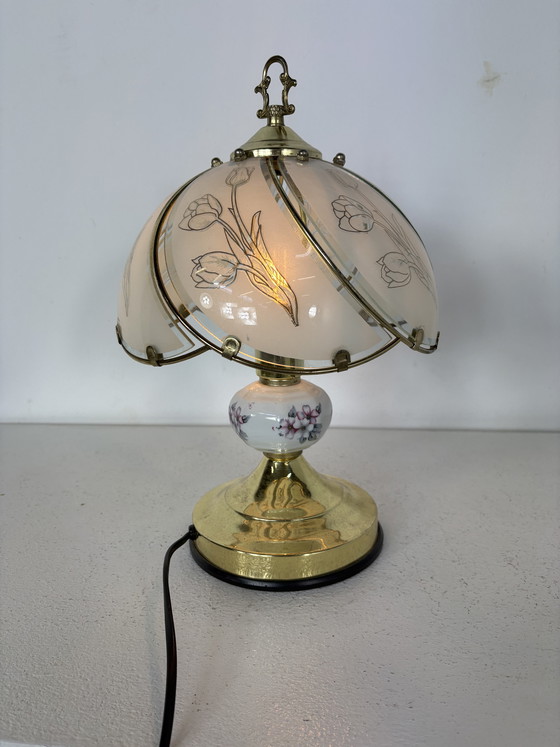 Image 1 of Vintage Hollywood Regency table lamp – brass, porcelain with flowers and etched frosted glass – with touch control on the base