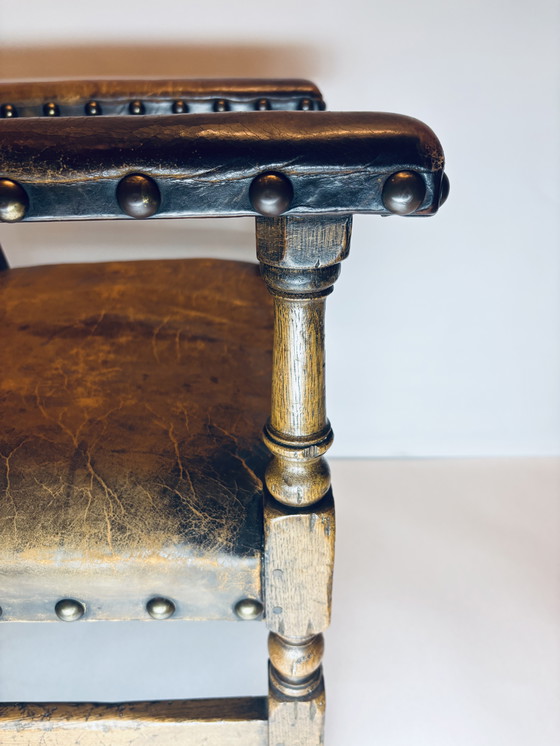 Image 1 of 🪑 Vintage eikenhouten armstoel met origineel leren bekleding (1920–1950)