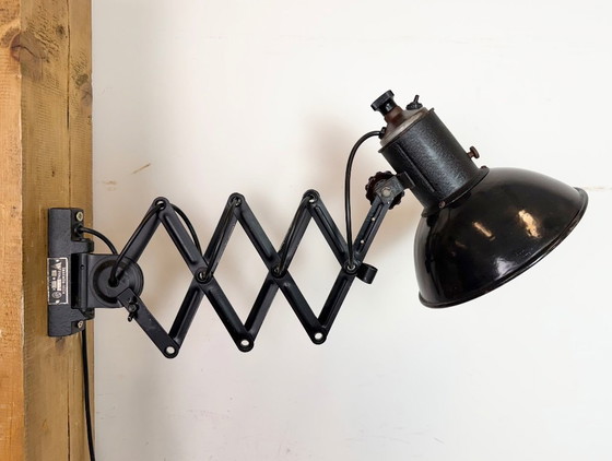Image 1 of Lámpara de pared industrial de tijera esmaltada en negro, años 50