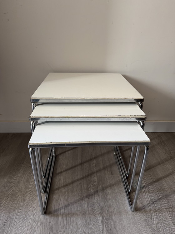 Image 1 of Mimi set Tavolini impilabili metà secolo bianchi con finiture cromate