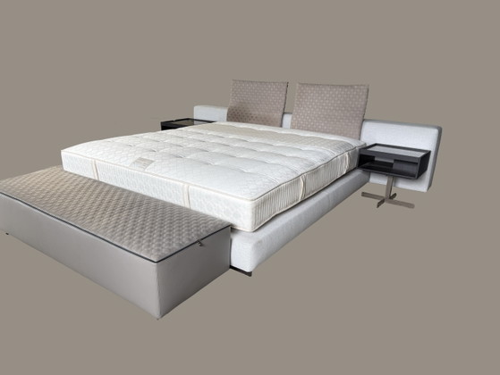 Cama desplazada Minotti Yang – Camas de matrimonio, Leather, Other (photo 3 of 12)