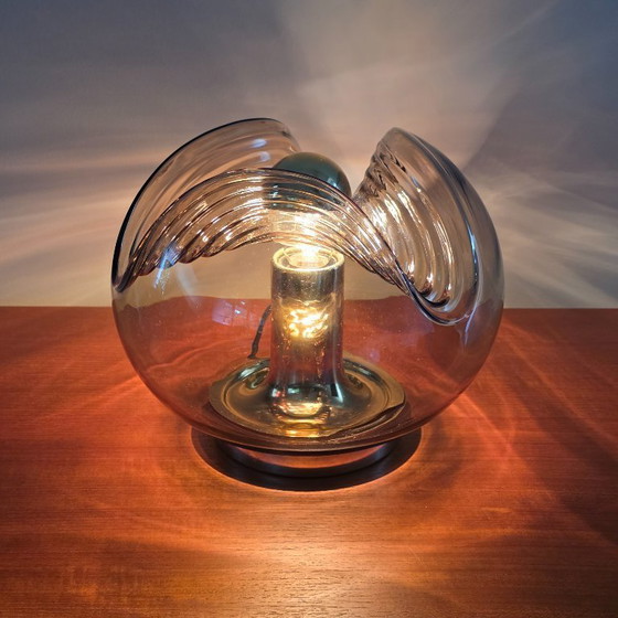 Image 1 of Vintage Space Age tafellamp – Peill & Putzler “Wave” / “Futura” – 1970s Duitsland – Rookglas en Metaal – Ø 26 cm. Space Age
