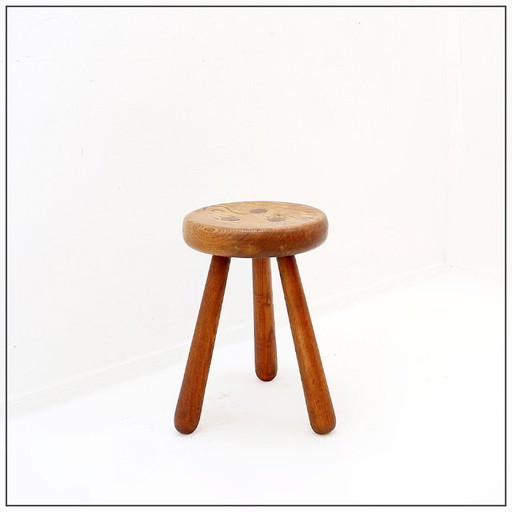 Sgabello brutalista a treppiede in legno massello, circa 1960