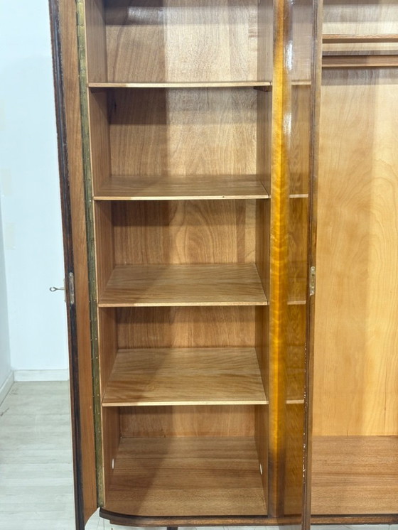 Image 1 of Zeer mooie houten kledingkast/linnenkast uit het midden van de vorige eeuw, in vintage stijl.