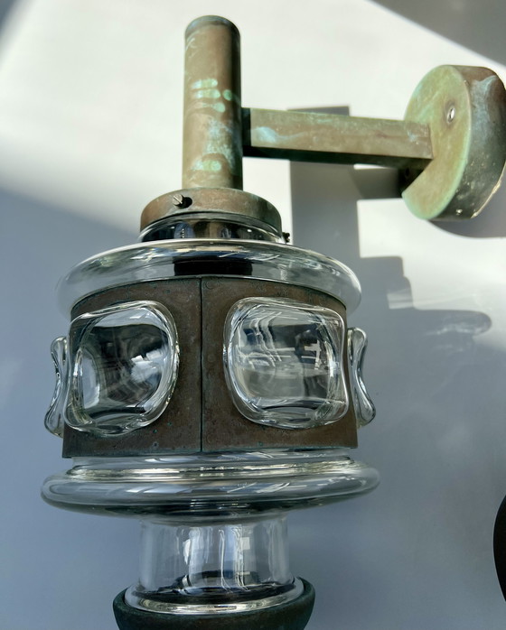 Image 1 of Esclusiva applique di metà secolo in ottone e vetro (ca. anni '70)