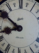 Un reloj de sol Schatz Elexacta antiguo de la década de 1960.