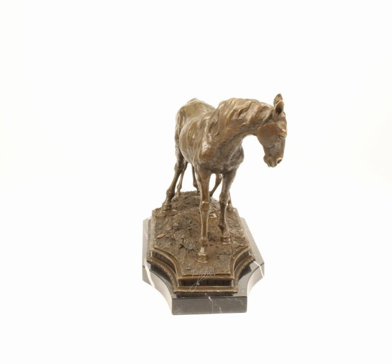 Image 1 of Große Bronzeskulptur einer Stute mit Fohlen auf Marmorsockel, signierte Kunststatue, neu