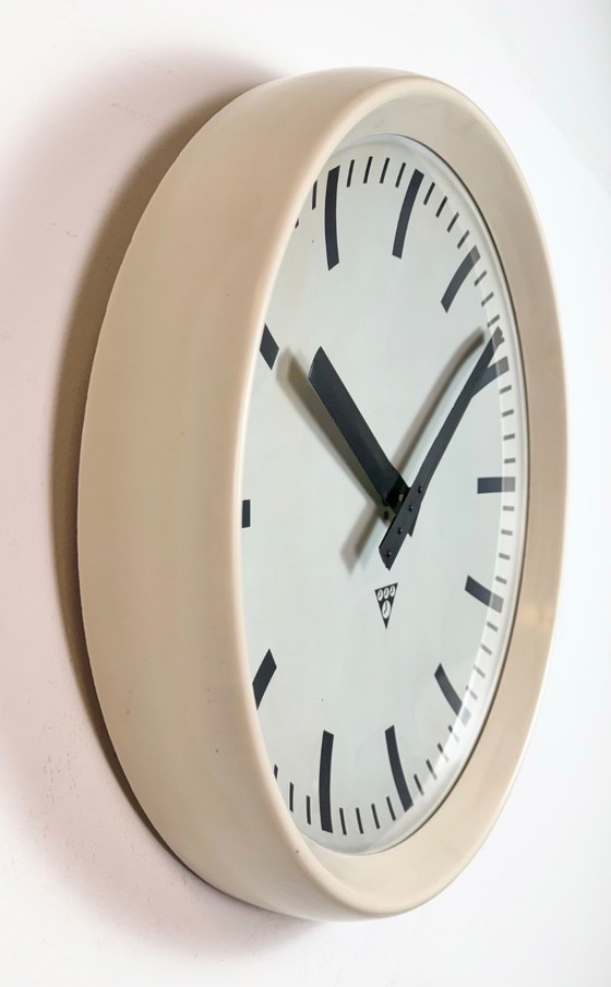 Image 1 of Große industrielle Bakelit-Fabrikwanduhr von Pragotron, 1960er Jahre