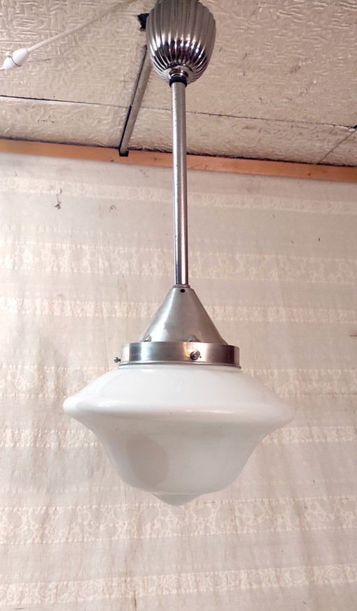 Lampada a sospensione di design Bauhaus con globo opalino - anni '20/'30