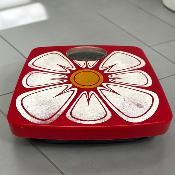 Image 1 of Hanson bathroom scale 1970s with flower