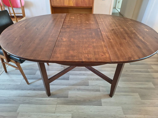 Solid pine dining table – Oval/round and extendable