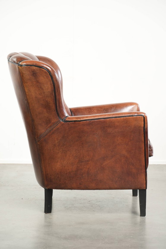 Fauteuil confortable en peau de mouton au design unique, orné d'un passepoil noir. – Leather (photo 3 of 15)