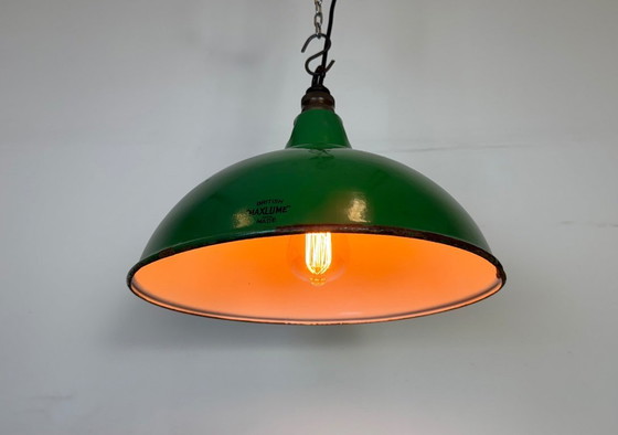 Image 1 of Lámpara colgante industrial británica de esmalte verde de Maxlume, década de 1960
