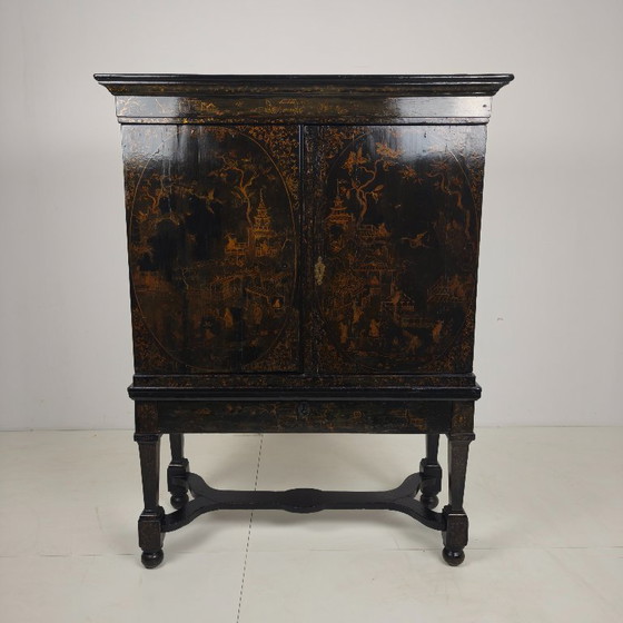 Image 1 of Ein seltener niederländischer Chinoiserie-Schrank aus dem frühen 18. Jahrhundert, lackiert, um 1700.