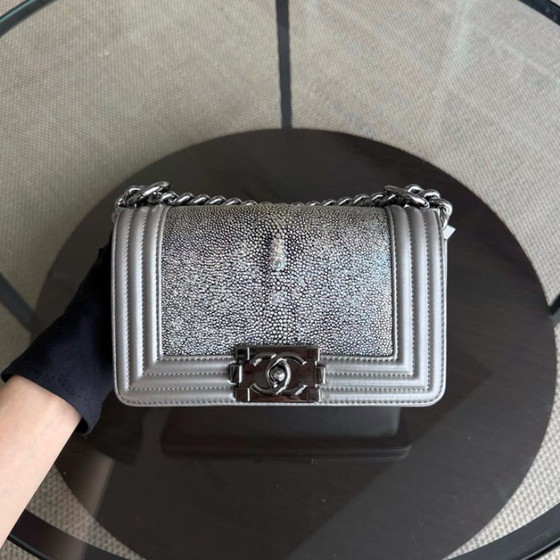 Image 1 of Borsa Chanel Boy Small - 20 cm in pelle di razza, grigio, con finiture argentate, serie 20