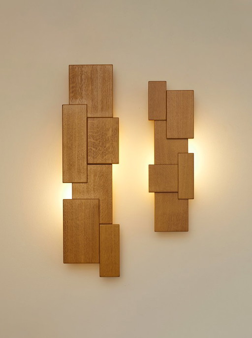 Par de apliques de pared modernistas hechos a mano en madera maciza (roble), vintage, circa 1980