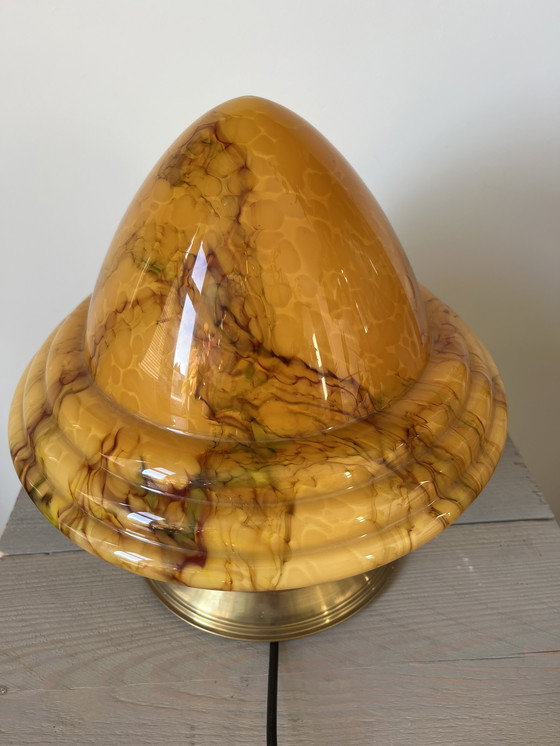 Image 1 of Gemarmerde glazen lamp met messing voet / Murano-stijl / Warme amberkleurige gloed