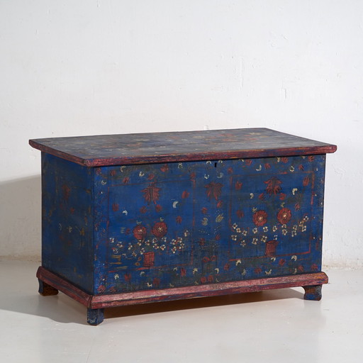 Antike marineblaue Truhe mit Blumendetails (ca. 1920) #94