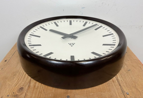 Image 1 of Grote industriële bakelieten fabriekswandklok van Pragotron, jaren 60