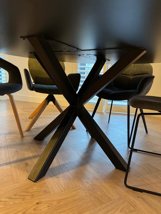 Image 1 of Eettafel rond 159cm met Fenix Arpa HPL en stalen X-poot