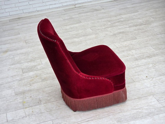 Image 1 of Fauteuil danois des années 1960, revêtement d'origine en velours rouge, pieds en bois de hêtre.
