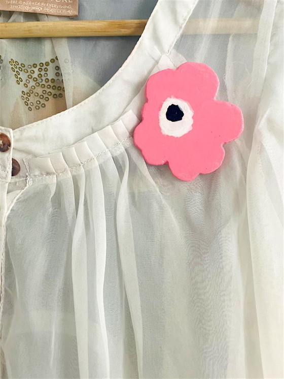 Image 1 of Broche en bois faite à la main, inspirée de Marimekko, coquelicot rose