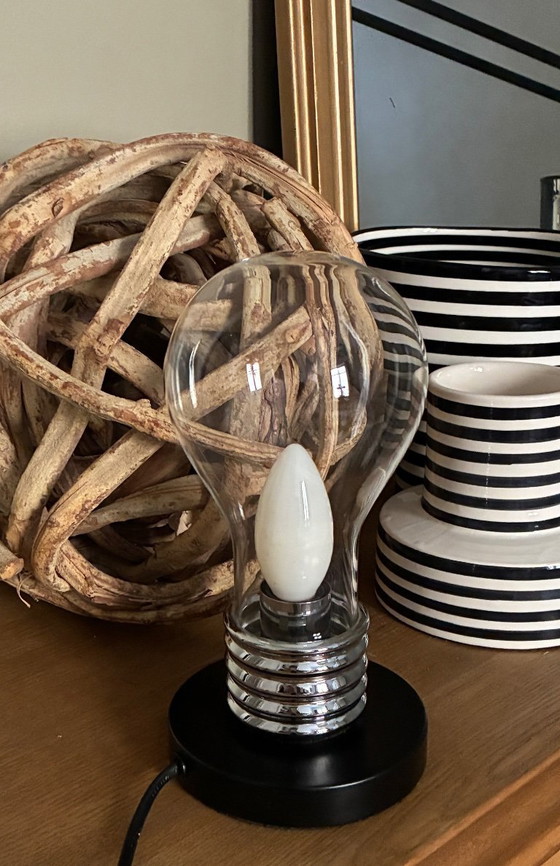 Image 1 of Kleine tafellamp in de vorm van een gloeilamp.