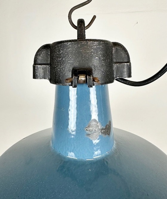 Image 1 of Lampada da fabbrica industriale in smalto blu con parte superiore in ghisa, anni '60