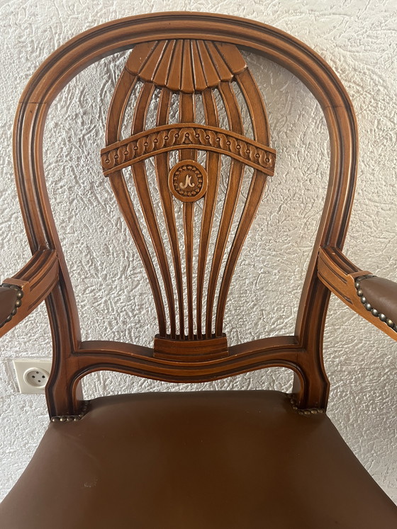 Image 1 of Fauteuil élégant à dossier en forme de bouclier de style Hepplewhite avec de magnifiques sculptures sur bois