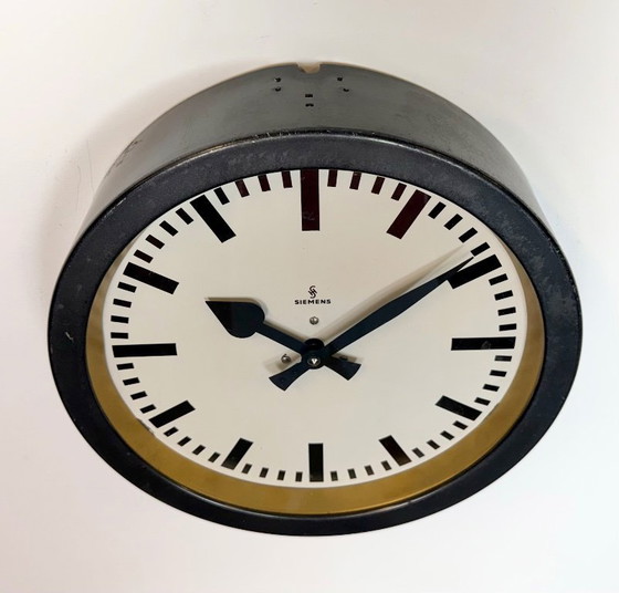 Image 1 of Schwarze Industriewanduhr von Siemens, 1950er Jahre
