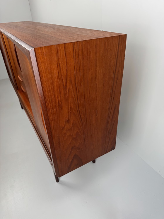 Image 1 of Deens Mid-Century Teak Dressoir – Uitzonderlijk vakmanschap en gebeeldhouwde elegantie
