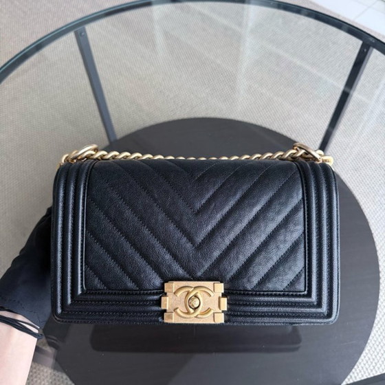 Image 1 of Chanel Boy Medim - Caviar 25CM generfd kalfsleer Chevron Zwart Goudkleurige hardware Serie 26