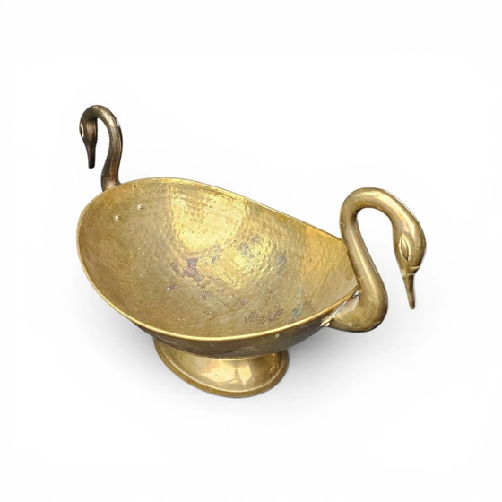 Ovale Schale aus gehämmertem Messing mit Schwanengriffen – Tischdekoration, Brass, Mid Century Modern (photo 5 of 7)