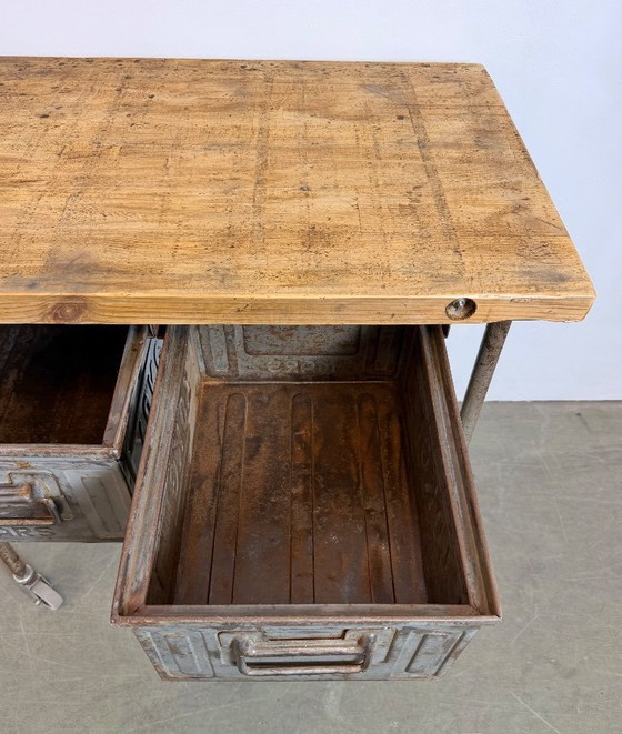 Image 1 of Vintage industriële werktafel op wielen, jaren 60