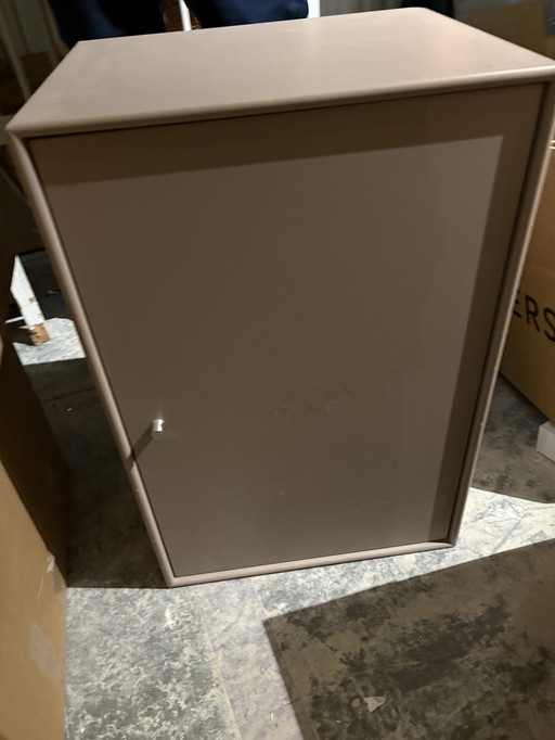 Modèle d'exposition de module de bar Montana avec miroir LED