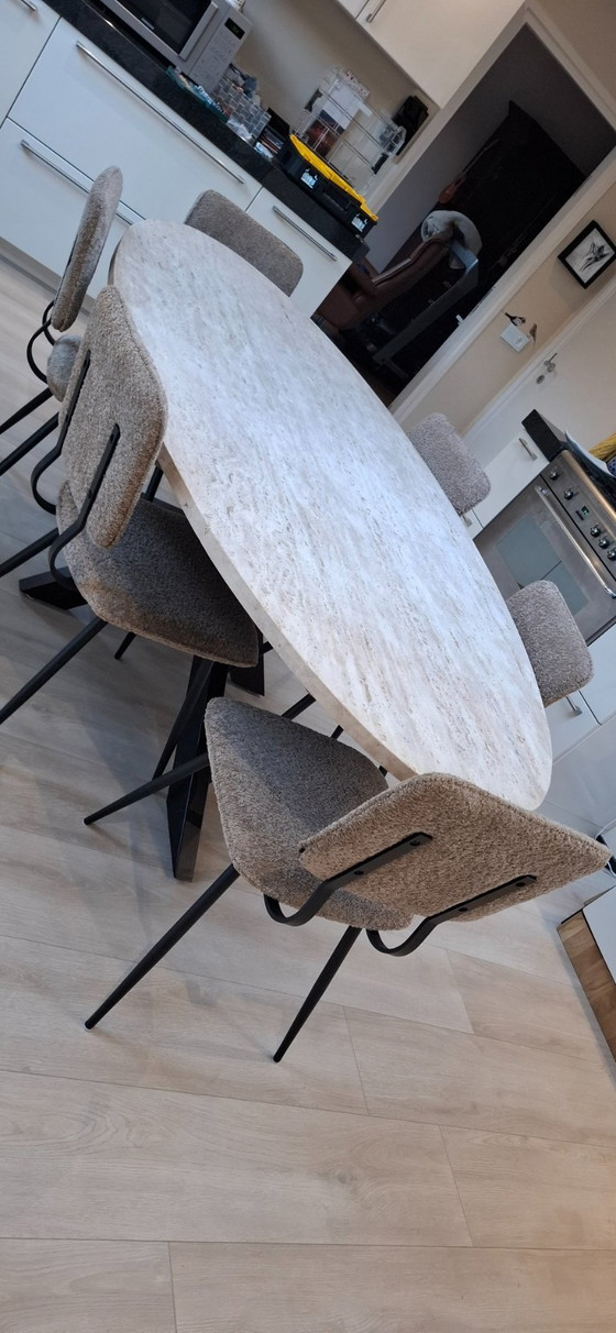 Image 1 of Mesa de comedor ovalada de travertino