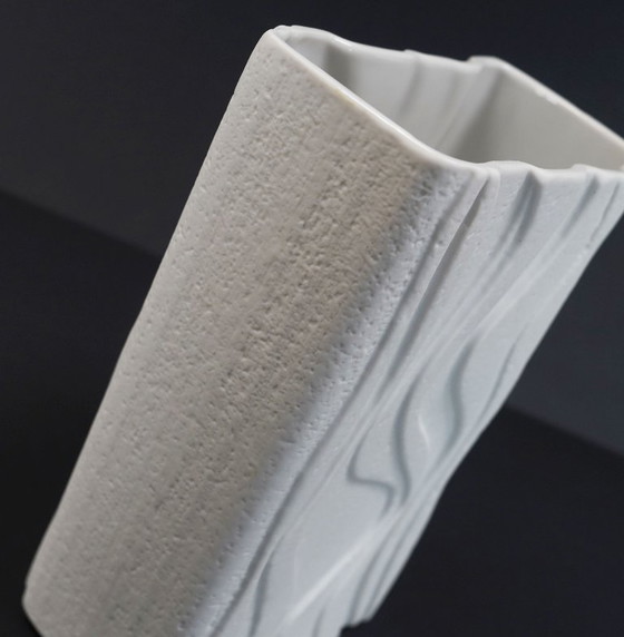 White Heinrich Porcelain Vase Model 2086 Matte Glaze Op Art Wave Relief Decor 1960s – Heinrich-Porzellan (photo 7 of 10)
