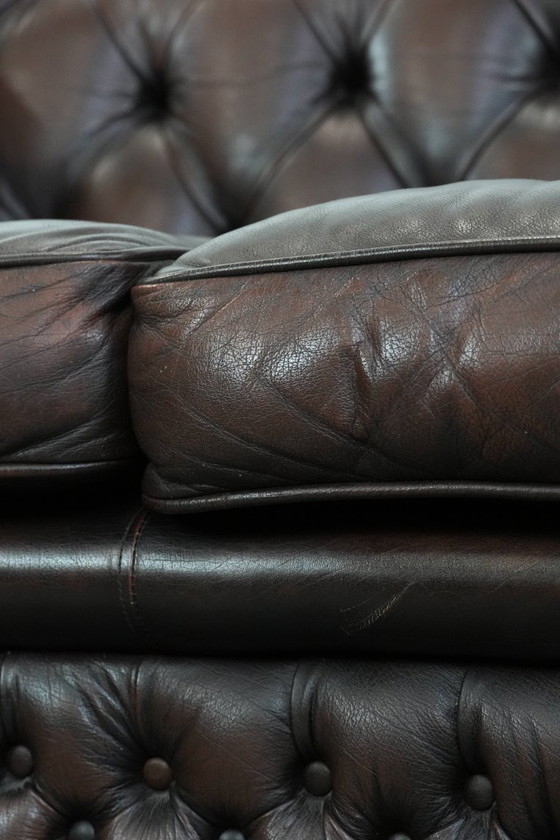 Image 1 of Canapé Chesterfield vintage 2 places en cuir de vachette marron foncé, de style anglais