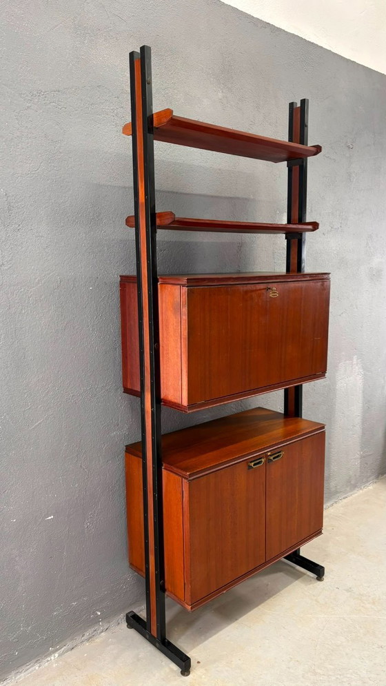 Image 1 of Meuble mural modulaire de style moderne du milieu du XXe siècle, placage teck et étagères en métal noir, années 1960, Europe