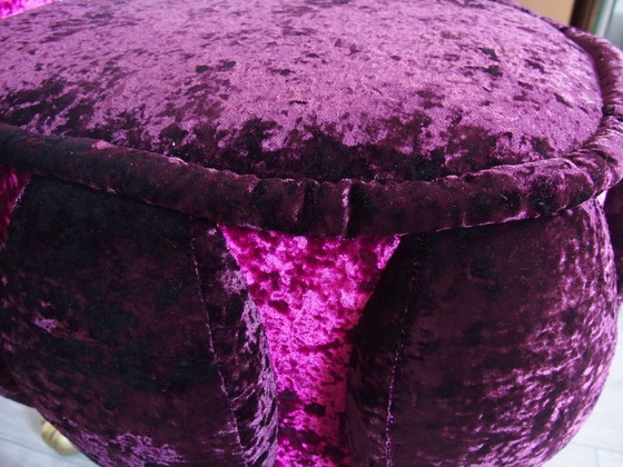 Image 1 of Couchtisch und zwei Thronsessel aus lila-fuchsiafarbenem Samt von BRETZ