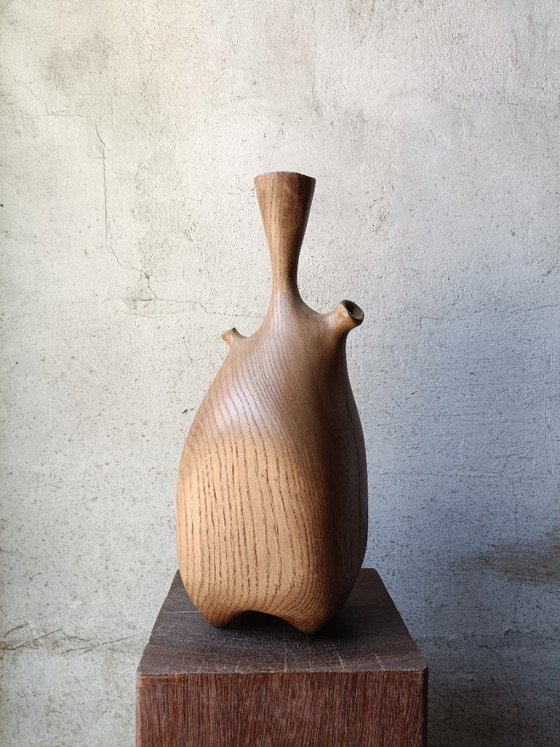 Image 1 of Vaas/sculptuur van gebeeldhouwd massief eikenhout
