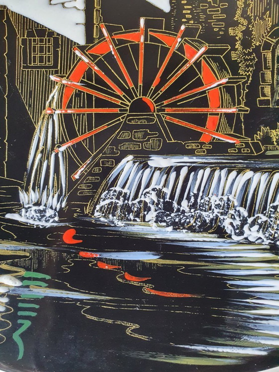 Image 1 of Plato negro Longwy con decoración de molino de agua