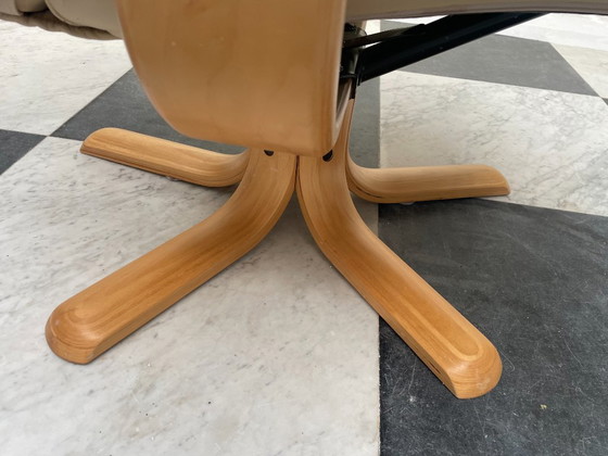 Drehbarer Relaxsessel aus cremefarbenem Leder, Verstellbarer relaxsessel, Holz, Retro (Foto 2 von 11)