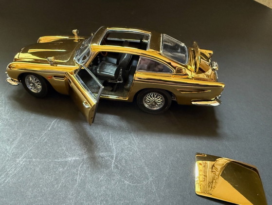 Image 1 of Danburt Mint Astin Martin DB5 James Bond Édition Or