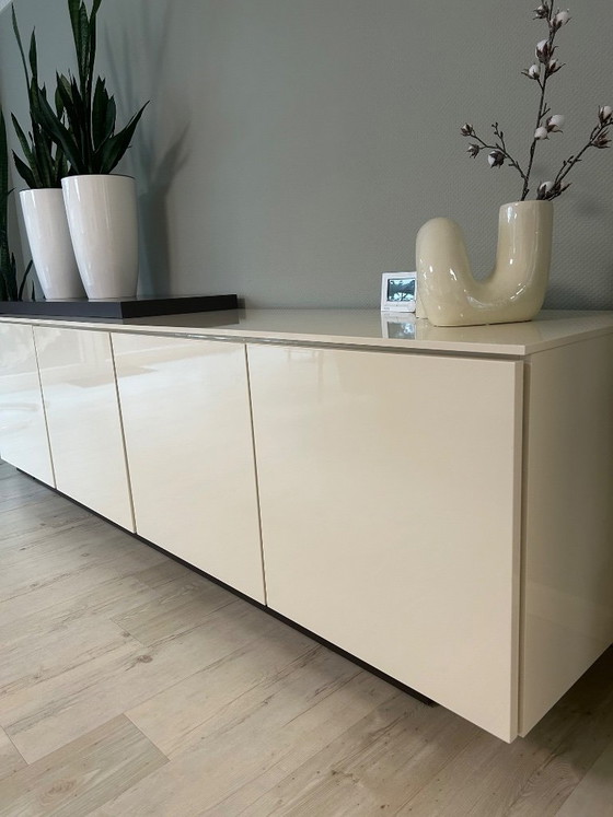 Schlankes Modernes Sideboard Grifflos – Wood (photo 4 of 5)